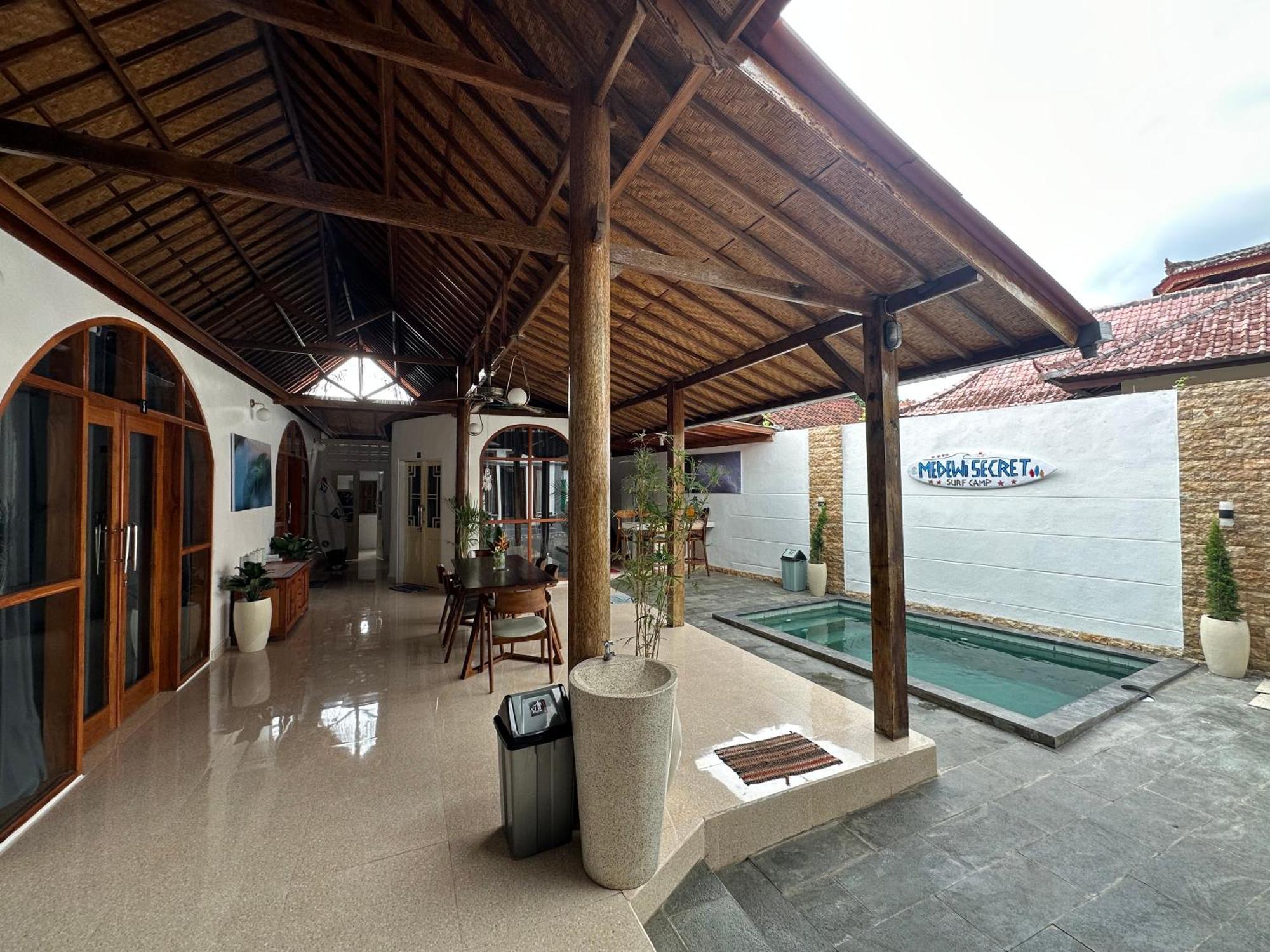 Medewi Secret Surfcamp Hotel Pulukan Exterior foto